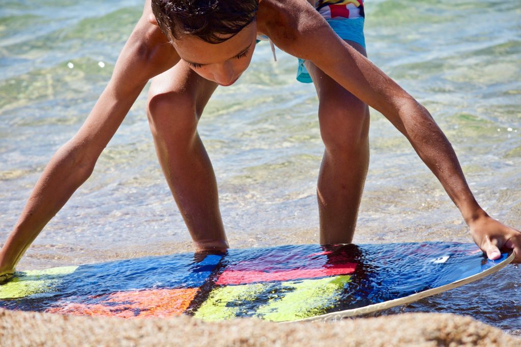 niño-surf-playa