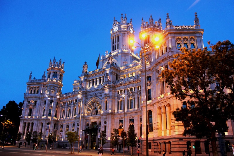 Madrid edificio noche