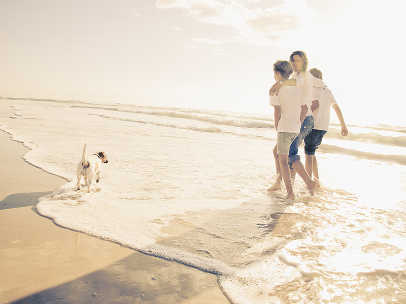 Familia paseo playa