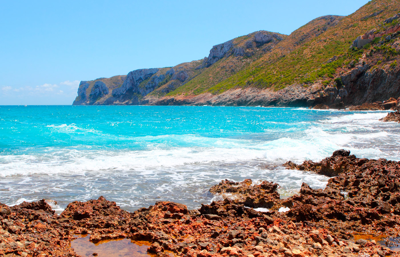 Playa azul rocas