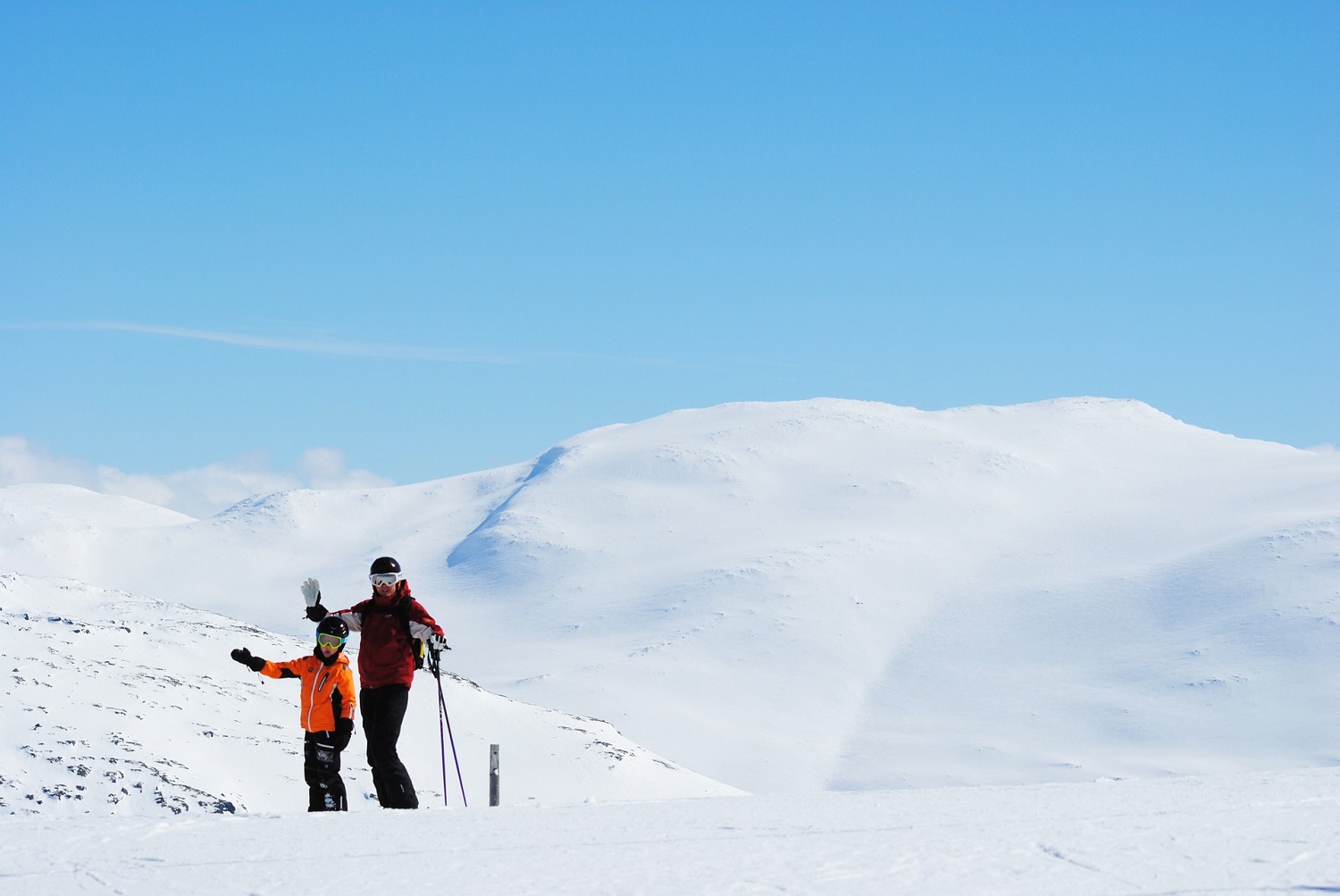 Familia esquí montaña nevada