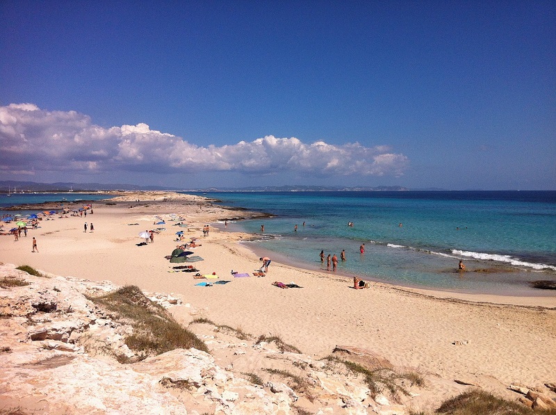 Formentera playa costa bañistas