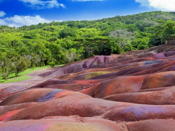 qué ver y qué hacer en Mauricio: visita la tierra de los 7 colores en charamel