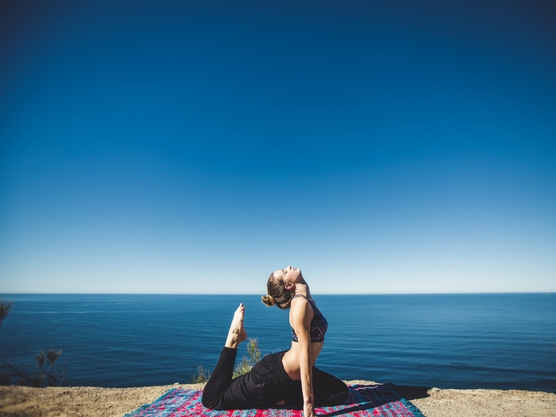 Practicar cualquier modalidad de yoga al aire libre es una actividad perfecta para verano