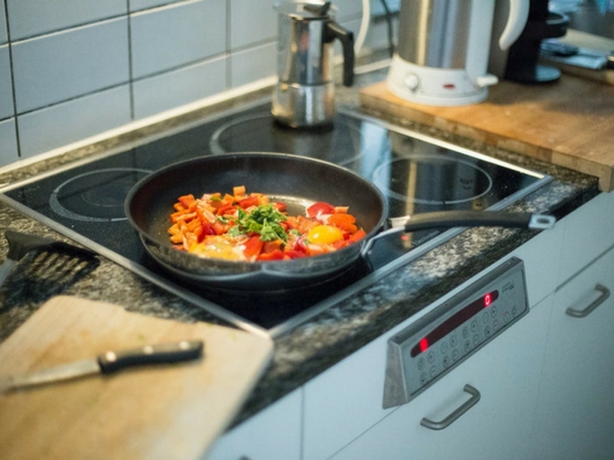 Cocinar es un buen plan para hacer en pareja