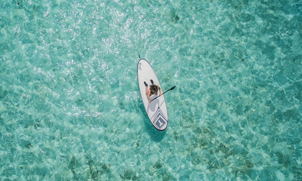 El surf con remo es una práctica completa y divertida para hacer en verano