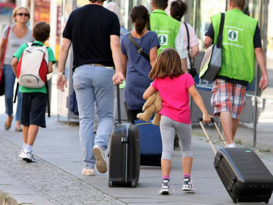 Familia numerosa yendo de vacaciones con sus maletas 