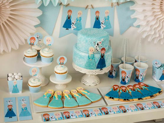 Mesa decorada con motivos de Frozen para una fiesta temática