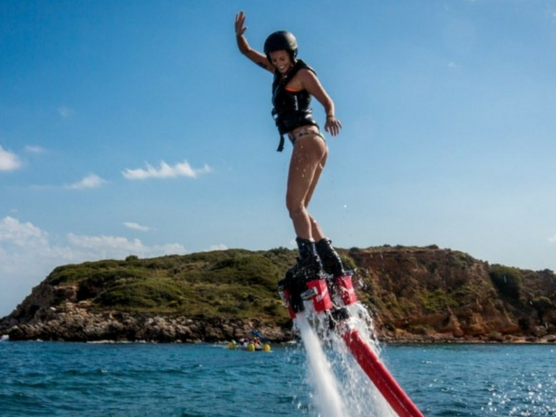 Mujer probando una hoverboard