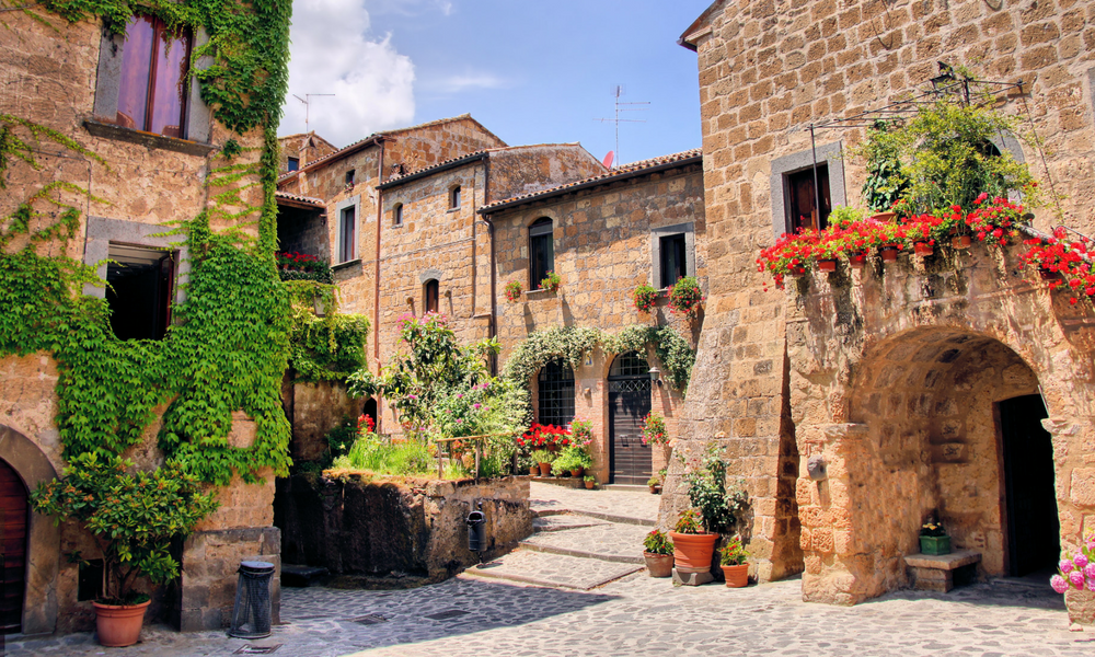 Calles de un pueblo de la Toscana en verano