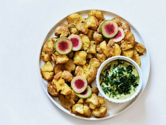Receta sana a base de patatas y alioli de aguacate para una cena saludable