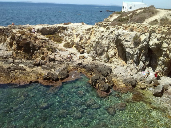 Cala en la Isla de Tabarca, vistas desde una ruta por carretera