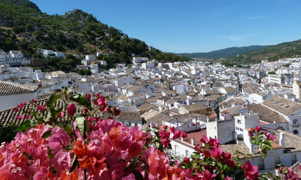 Pueblos blancos de Andalucía, rodeados de montañas y buganvillas