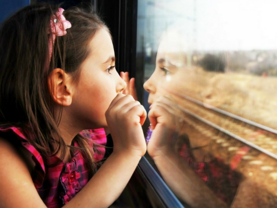 Niña viajando en tren |GoEuro