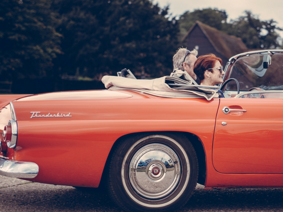 Pareja viajando en coche