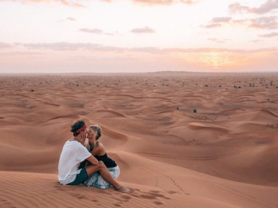 Una pareja de fotógrafos de viajes