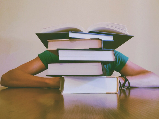 Niño con sus libros del colegio