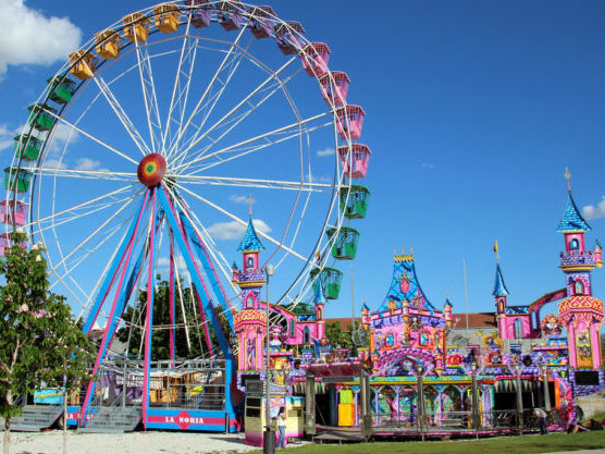 Pasar el día en un parque de atracciones es un plan genial para hacer con niños