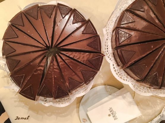 Esta es la Tarta Sacher que venden en el Café Dumel, se reconoce por su placa de chocolate