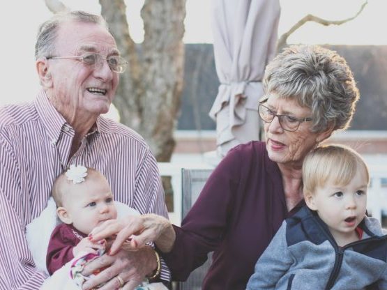 Los abuelos son una buena idea si quieres viajar sin niños