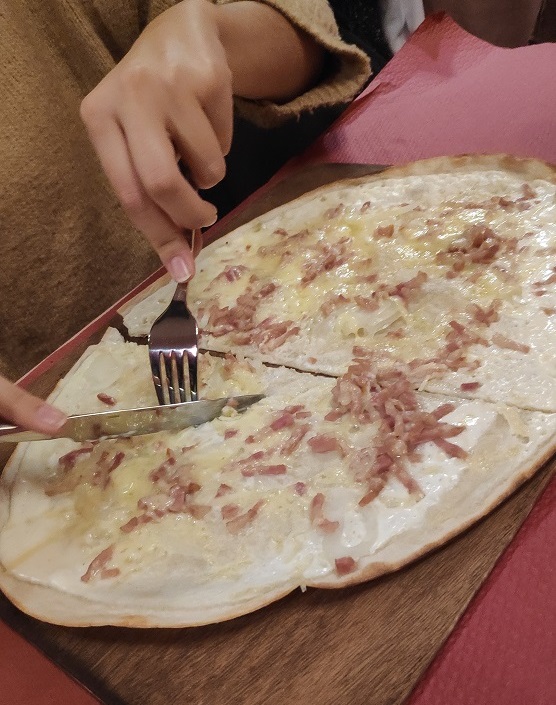 flammekueche-plato-tipico-alsacia-pizza