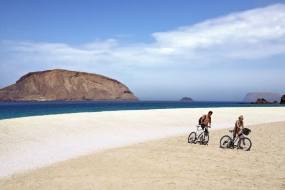 como-ir-de-lanzarote-a-la-graciosa-bici-muchosol