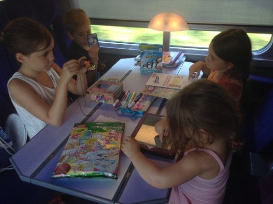 viajar-en-tren-con-niños-durante-muchosol