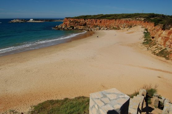 playas-nudistas-de-andalucia-aceite