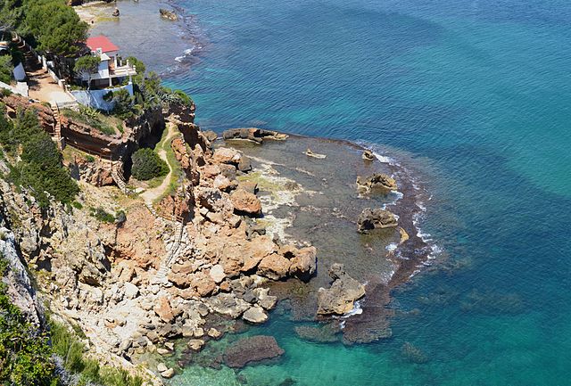 Calas-espana-Platja_de_les_Arenetes,_les_Rotes,_Dénia